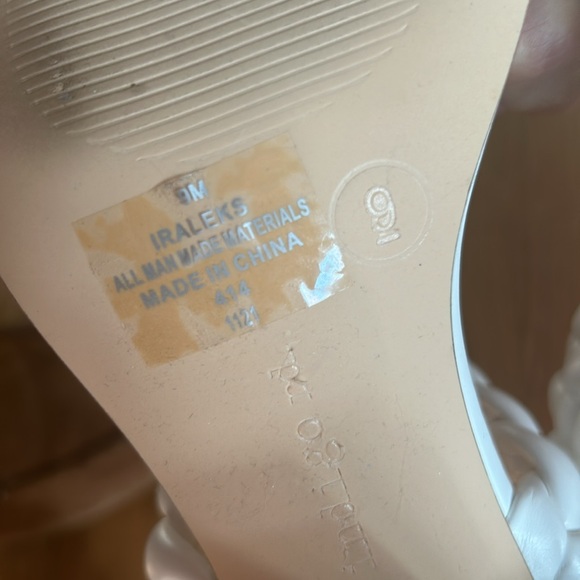 NWOT WHITE HEELS - Picture 4 of 4